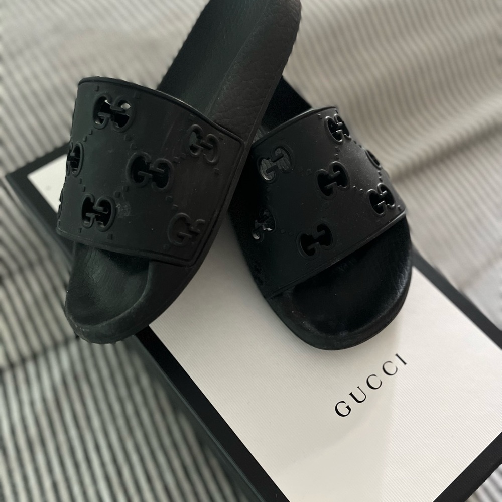 COPY - GUCCI Pursuit GG slides
